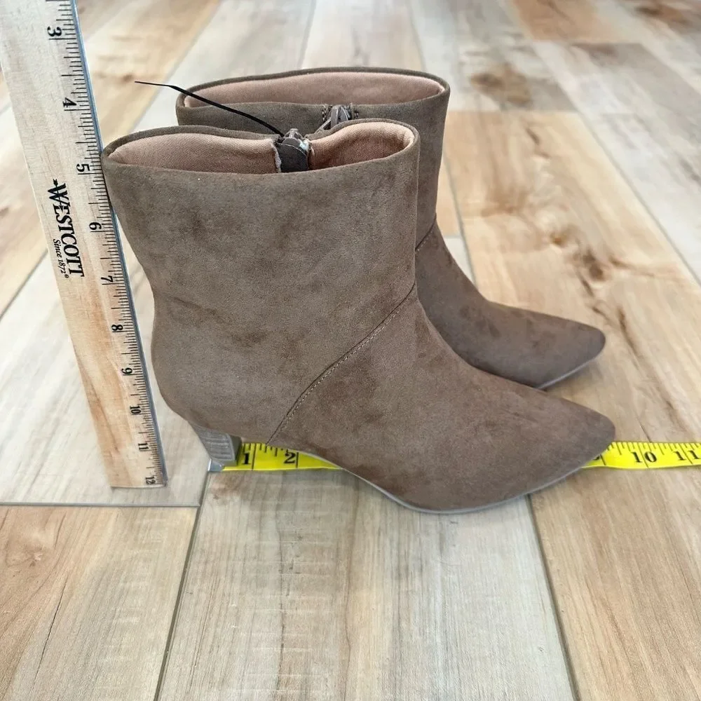 NWOTUniversal Thread Frances Brown Suede Zip-Up Booties Ankle Boots Size 6 1/2